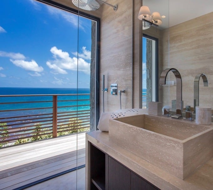 coin de paradis aux antilles salle de bain vue mer marbre beige blog deco clemaroundthecorner