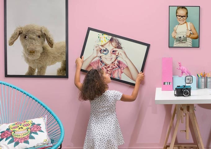 accrocher un poster mur rose chambre petite fille blog deco clemaroundthecorner