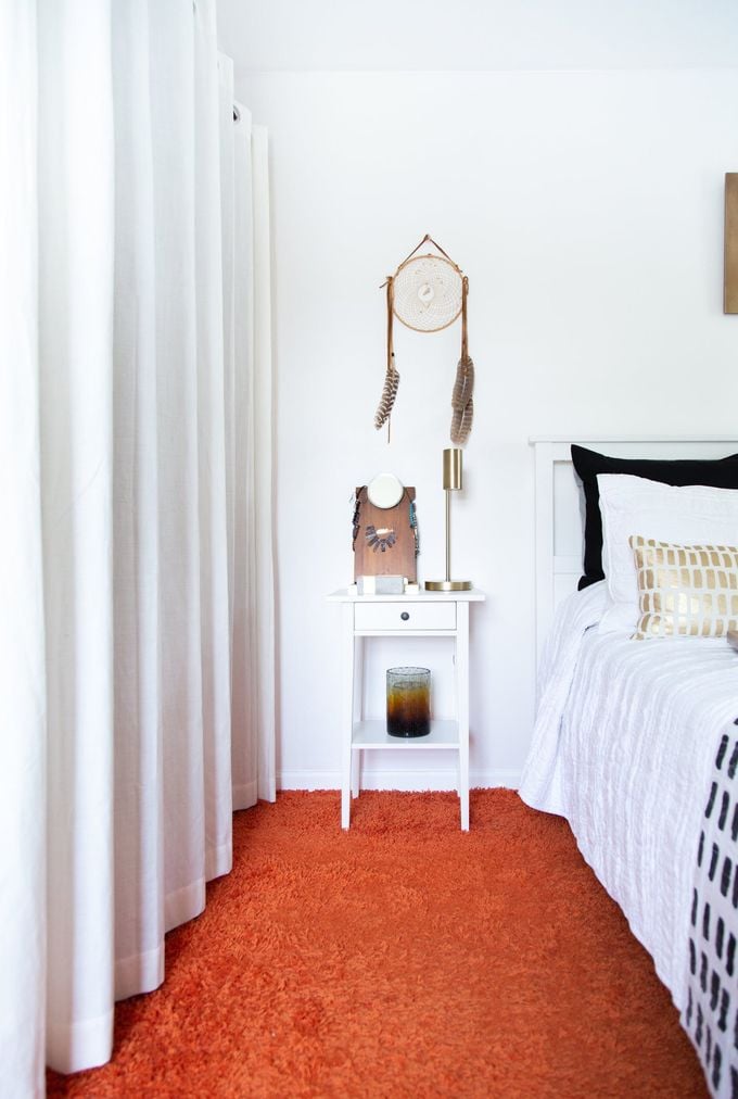 chambre moquette orange décoration ethnique