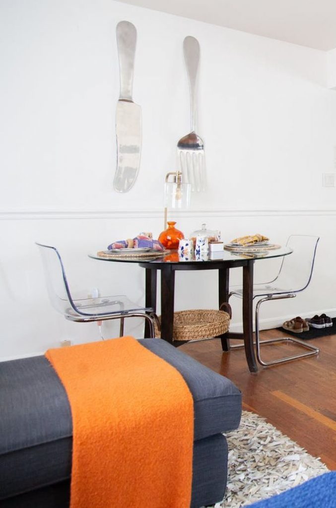 appartement parquet bois méridienne table chaise décoration ethnique télévision clemaroundthecorner blog déco