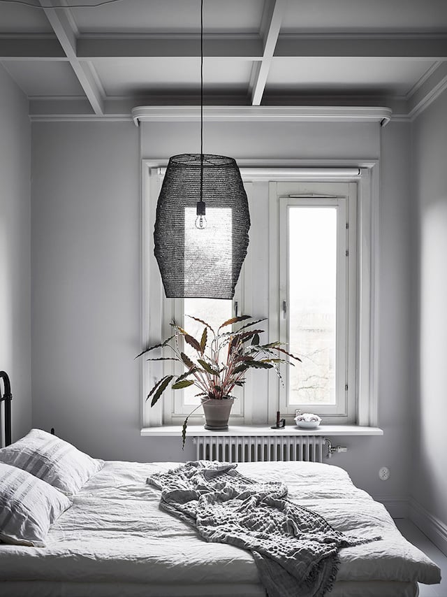 chambre suspension grillage noir design aménagement fenêtre planche sur radiateur coin lecture