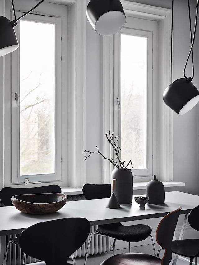 table à manger noire grise suspension multiple araignée chaise fourmi - blog déco - clem around the corner