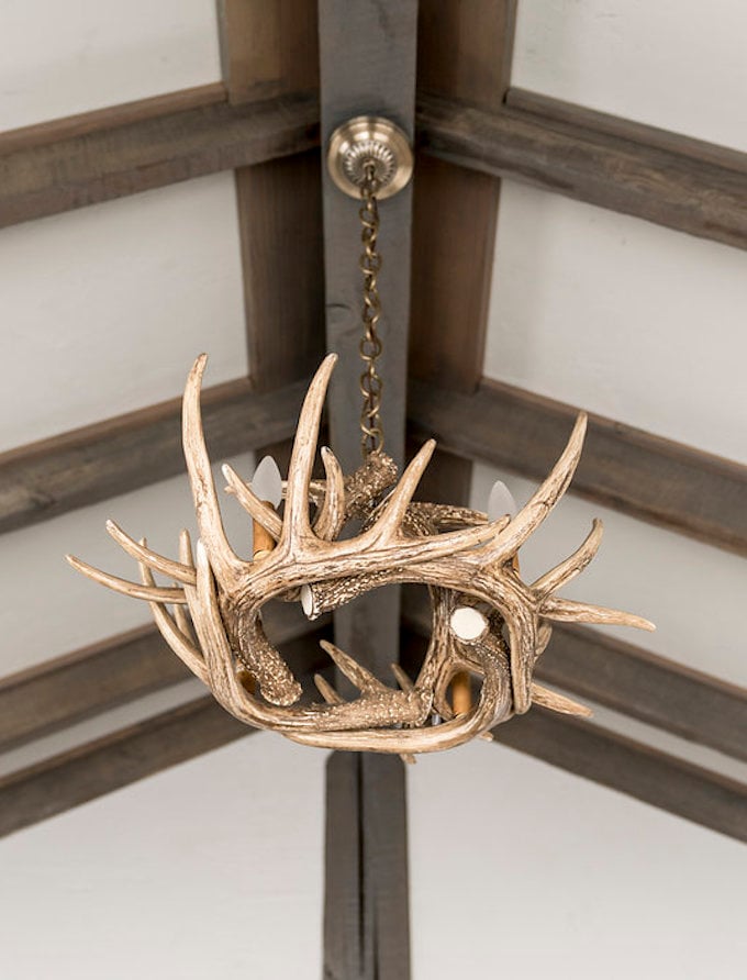 petit chalet vintage lustre bois de cerf toit blog déco clem around the corner