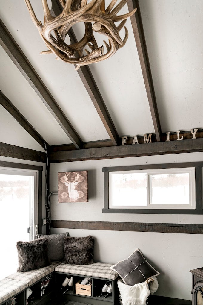 petit chalet vintage suspension luminaire bois de cerf blog déco clem around the corner