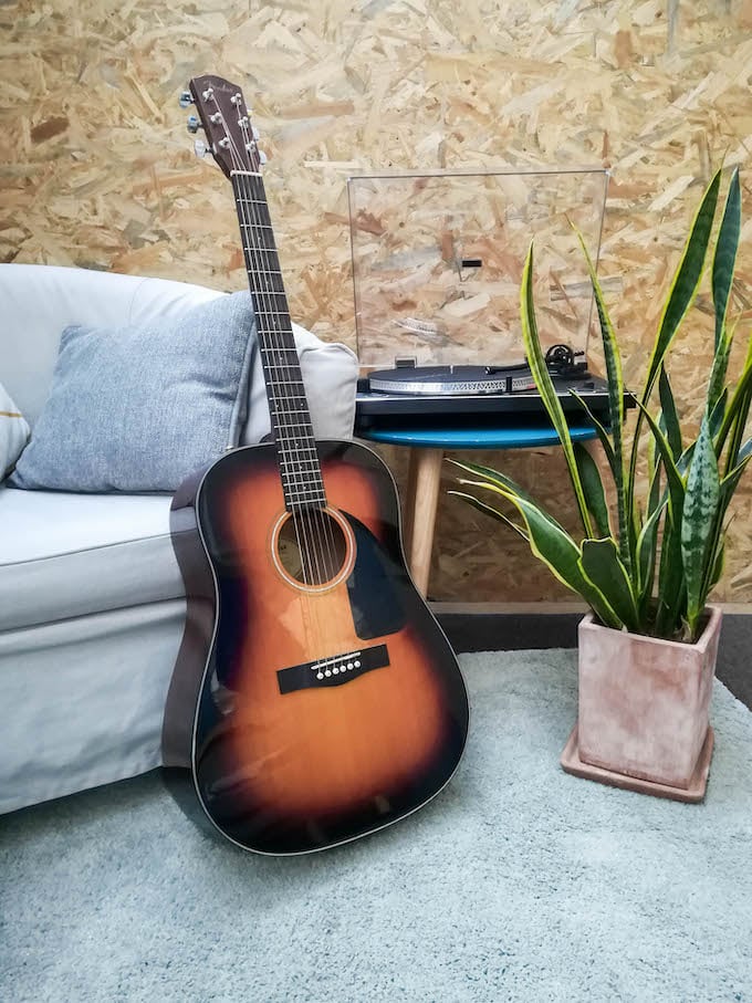 équipement audio guitare déco coin cosy bureau lecteur vinyle blog déco clem around the corner