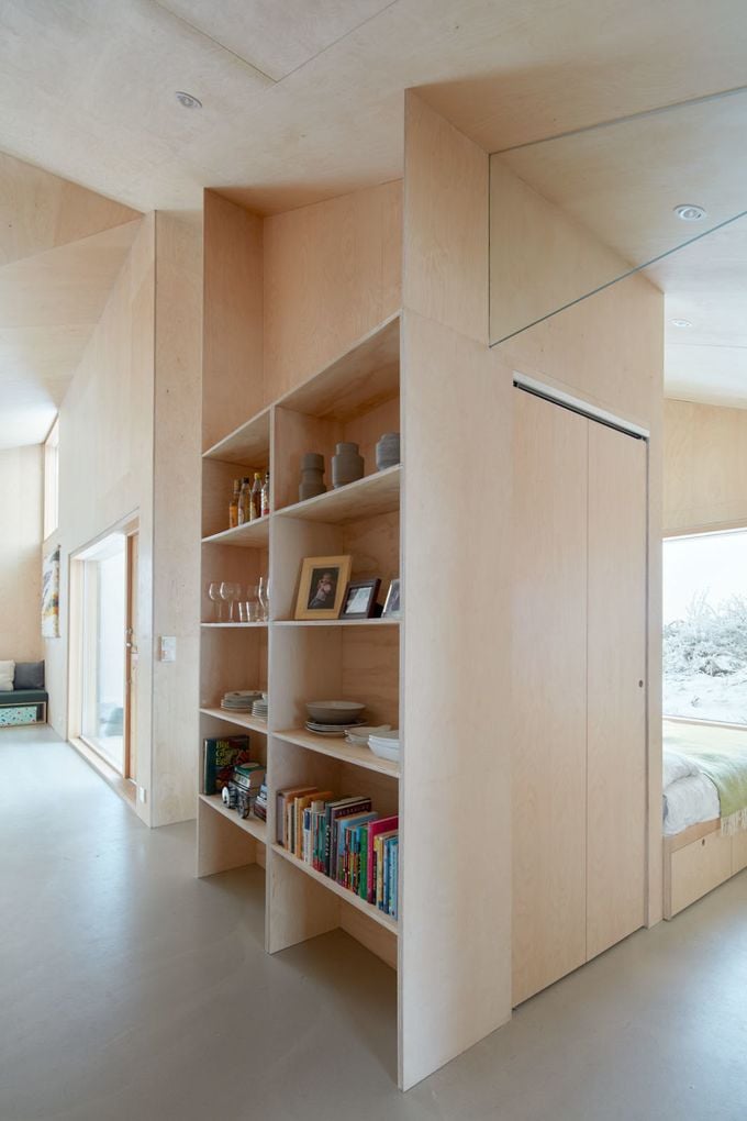 chalet design en norvège chambre ouverte salon étagère bibliothèque blog déco clem around the corner