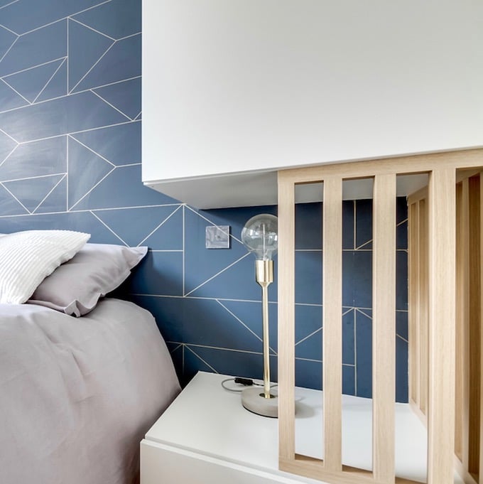 studio transformé en 2 pièces chambre table de nuit scandinave laiton blanc bois clair - blog déco - clem around the corner