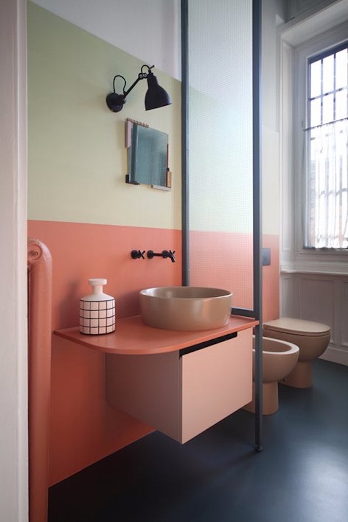 couleur de l'année pantone 2019 salle de bain tricolore blush original corail living coral vert bleu foncé blog déco clem around the corner