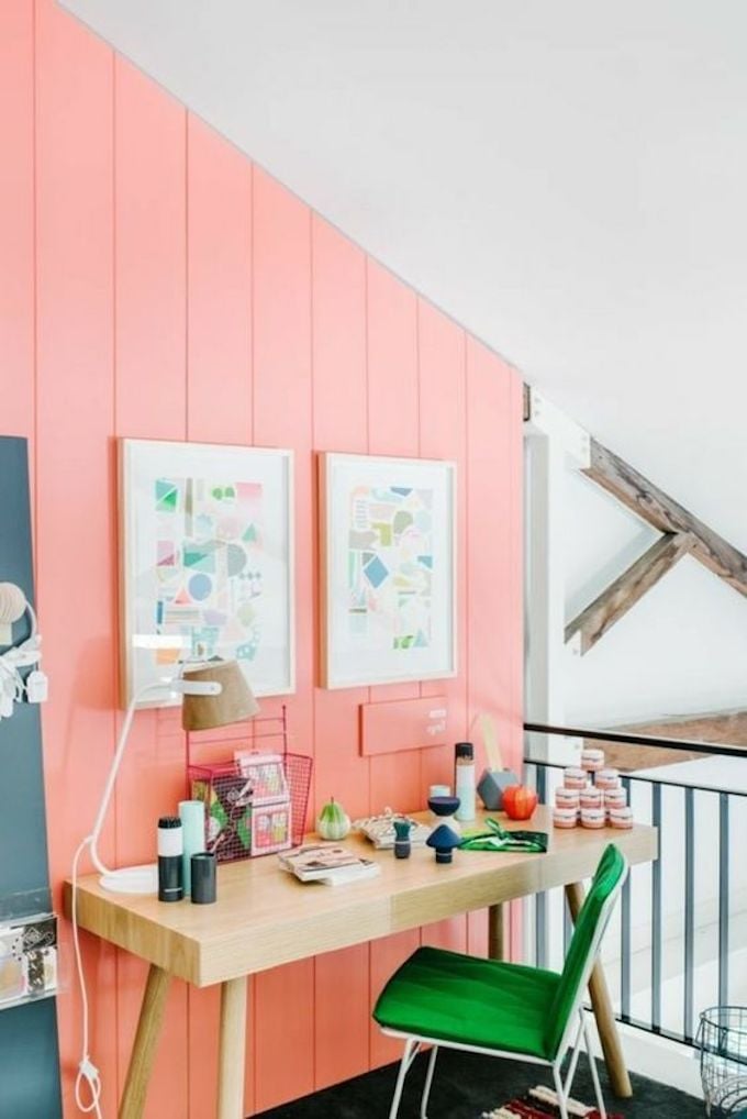 couleur de l'année pantone 2019 living coral corail rose orange bureau chaise verte blog déco clem around the corner