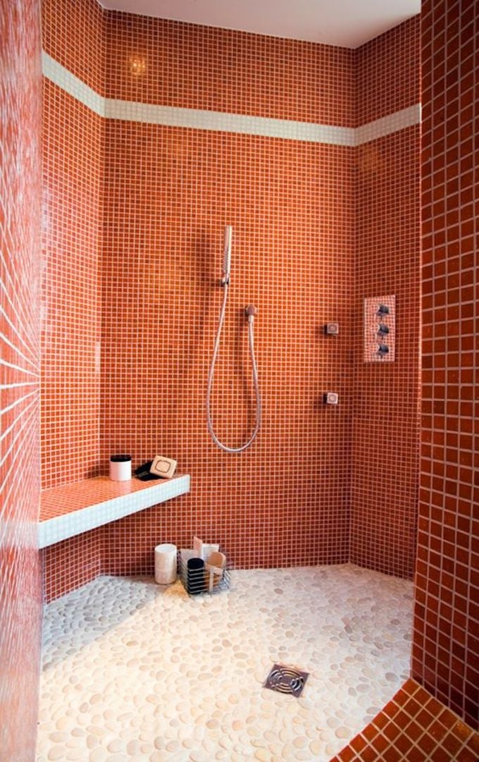 couleur de l'année pantone 2019 living coral couleur corail salle de bain carrelage faïence original douche blog déco clem around the corner