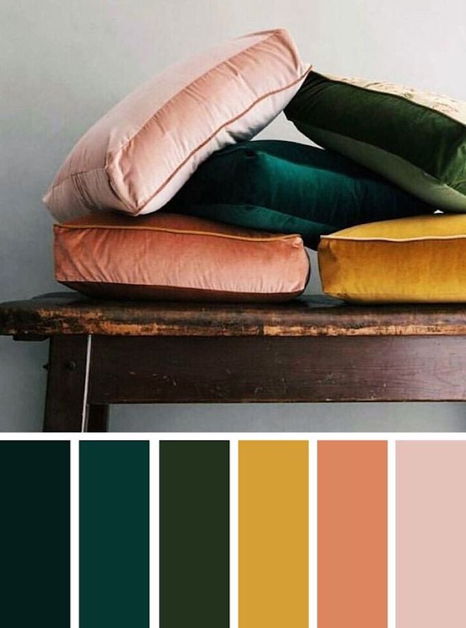 comment associer rose pastel terracotta jaune et vert canard foncé avec des coussins dépareillés