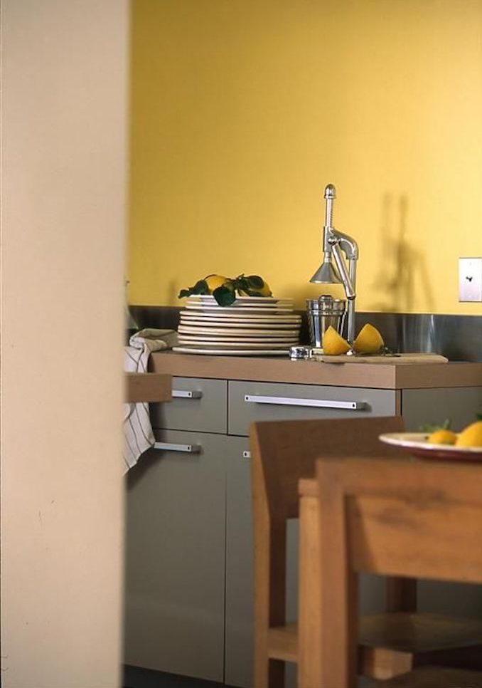 déco couleur jaune moutarde cuisine citron bois assiettes blog déco clem around the corner