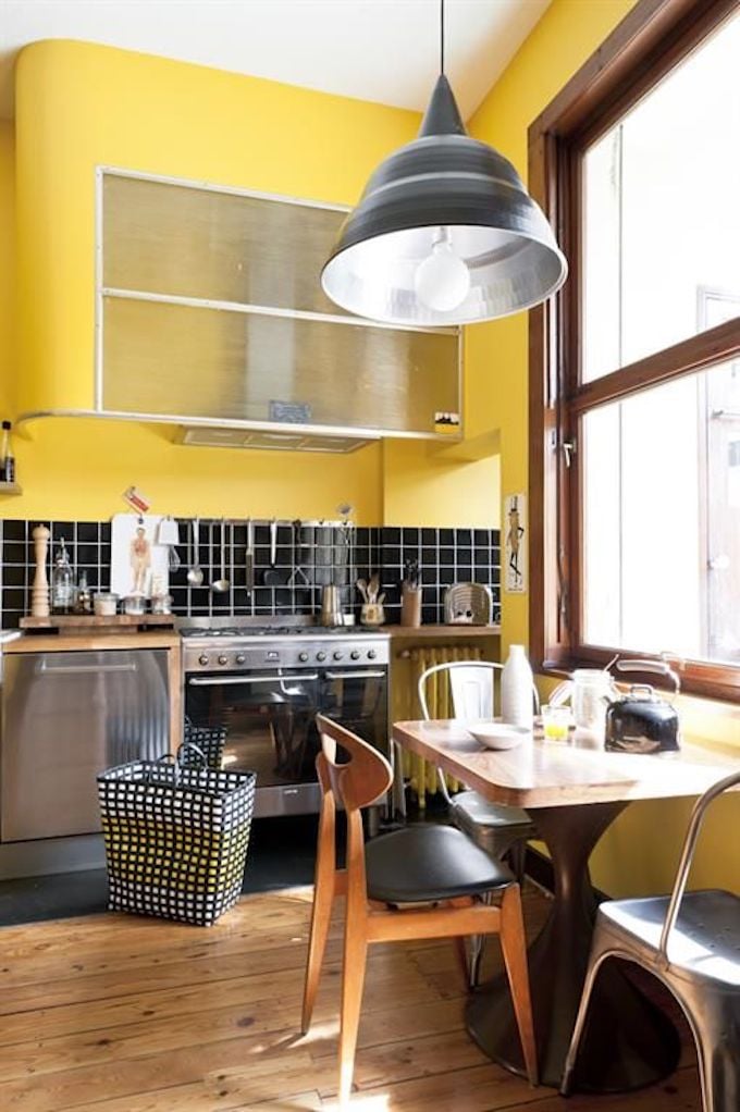 déco couleur jaune moutarde cuisine jaune carrelage rétro vintage bois parquet blog déco clem around the corner