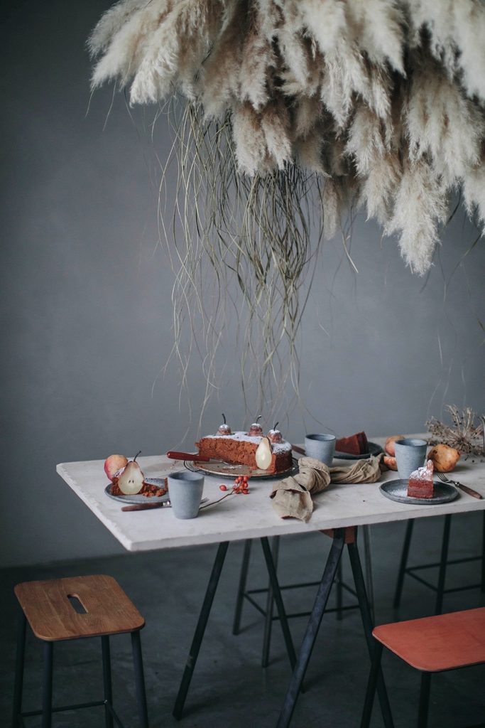l herbe de la pampa décoration de table gâteau fruits poires suspension florale blog déco clem around the corner