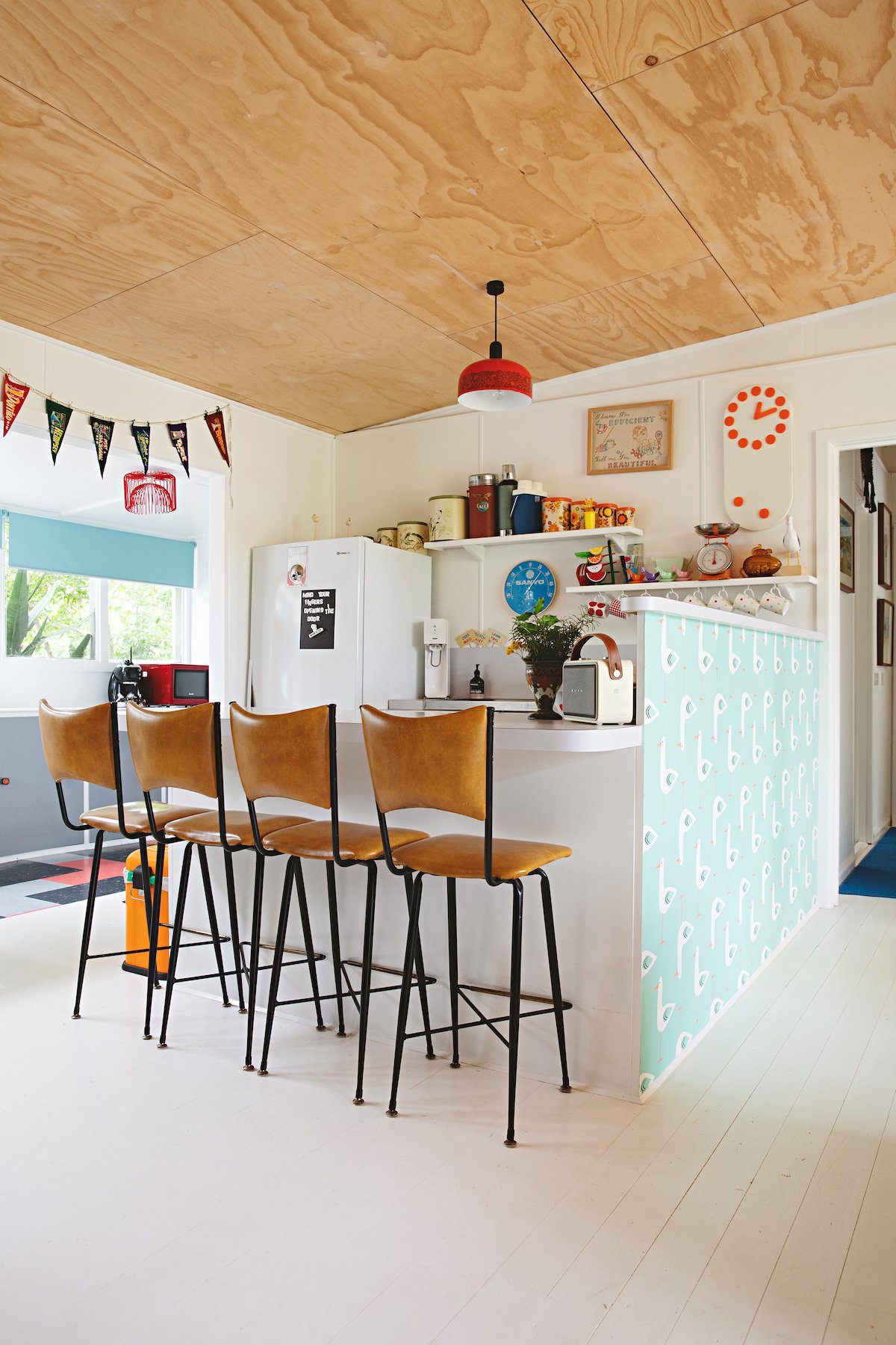 maison rétro australie cuisine ouverte bar chaise haute cuir - blog déco - clem around the corner