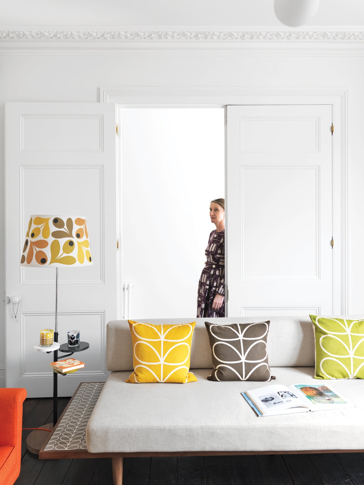 style rétro salon coussin jaune vert marron - blog déco - clem around the corner