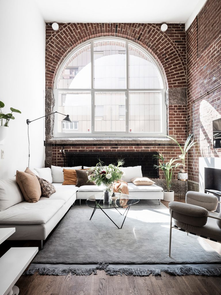 loft suédois fenêtre ovale salon lumineux - blog déco - clem around the corner