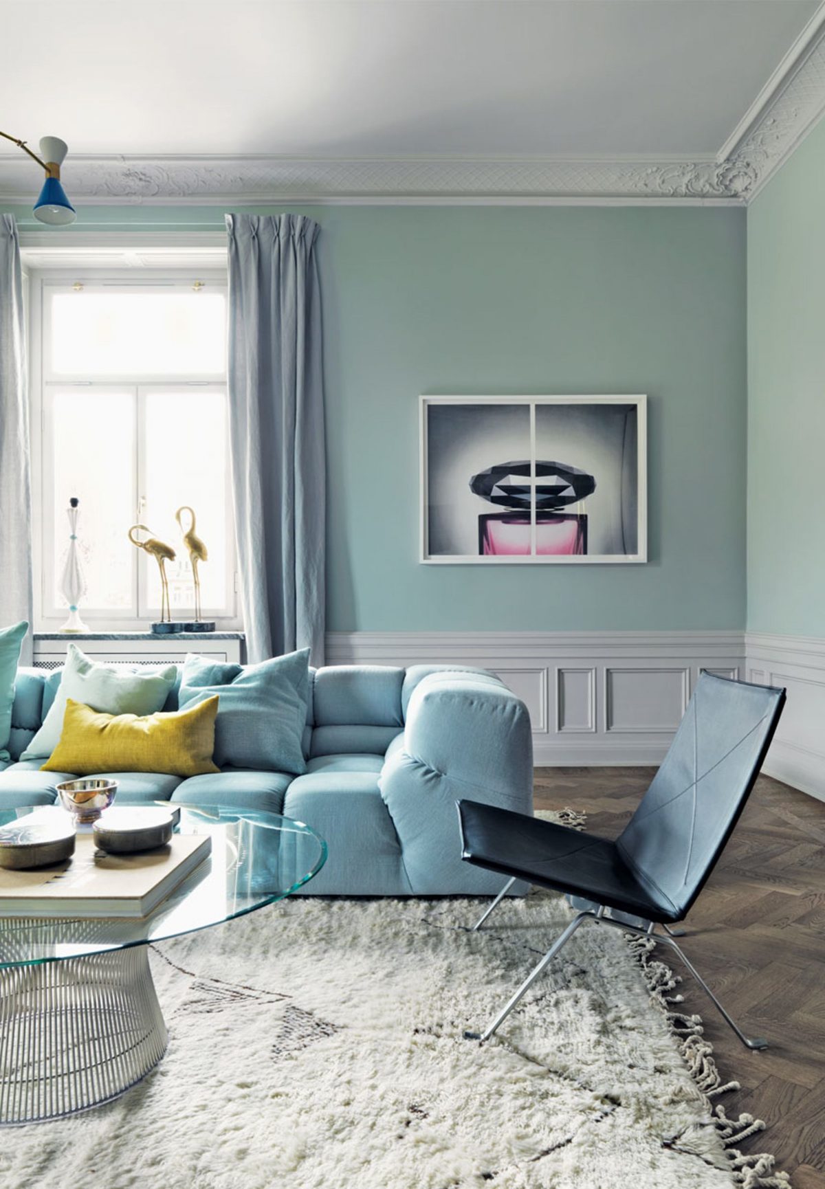 décoration vert céladon salon moulures canapé coussin bleu ciel - blog déco - clem around the corner
