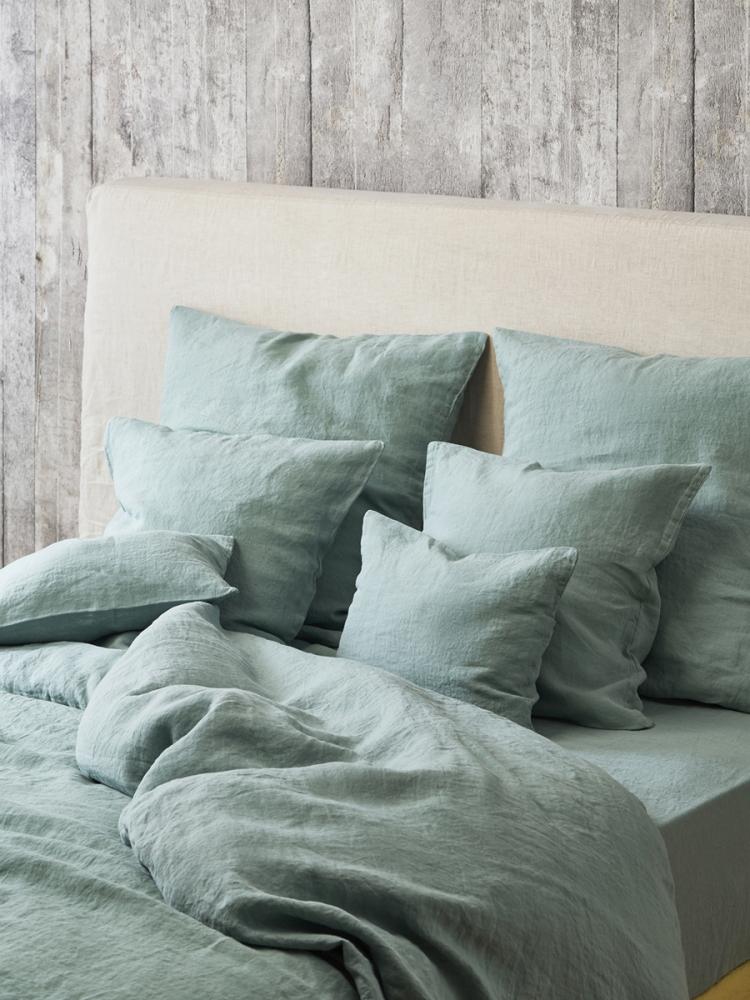 décoration vert céladon inspiration chambre couette verte mur bois gris - blog déco - clem around the corner