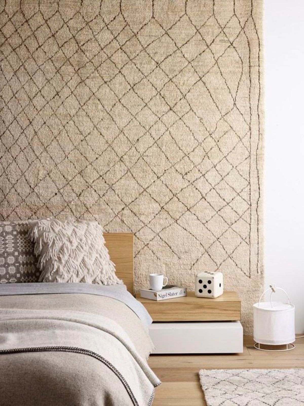 comment fixer un tapis au mur chambre cocooning lit décoration tenture murale accrocher - blog déco - clem around the corner