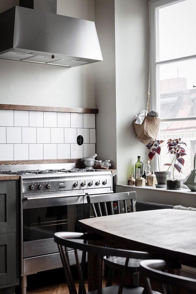 ambiance rustique cuisine kaki four - blog déco - clem around the corner