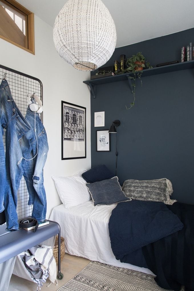 pièce lit mur bicolore bleu garçon bohème simple sobre