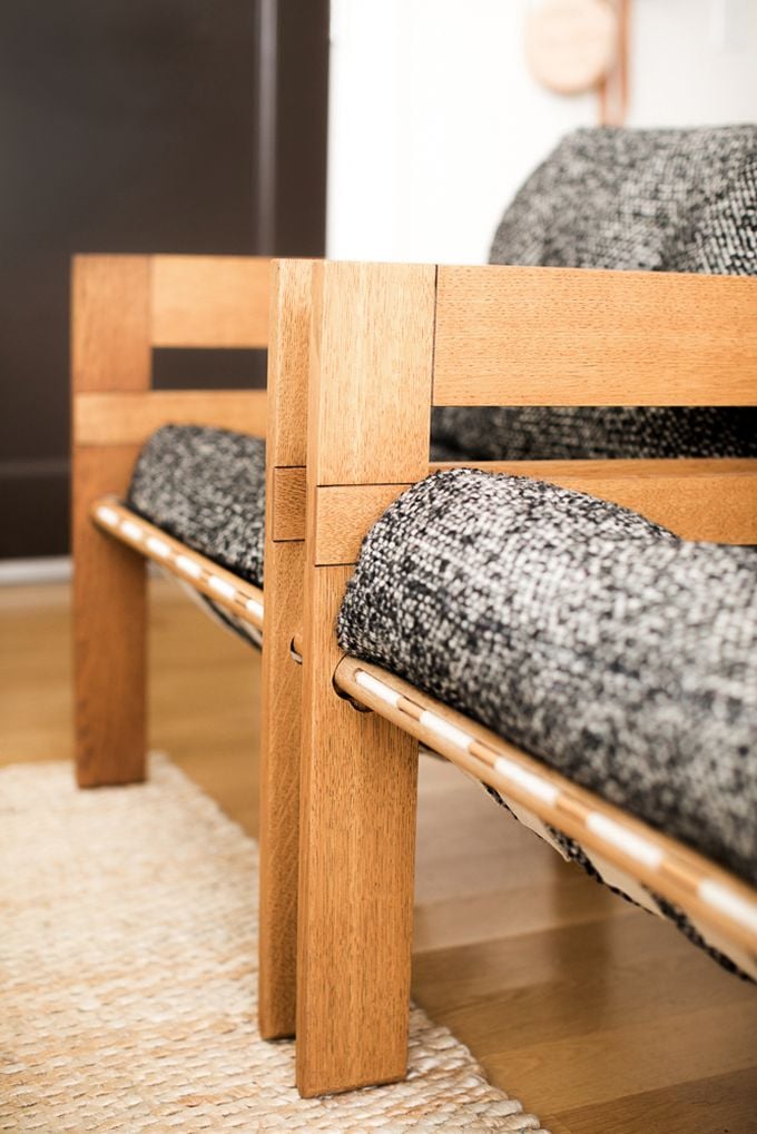 petit appartement minimaliste focus fauteuil gris bois blog déco clem around the corner