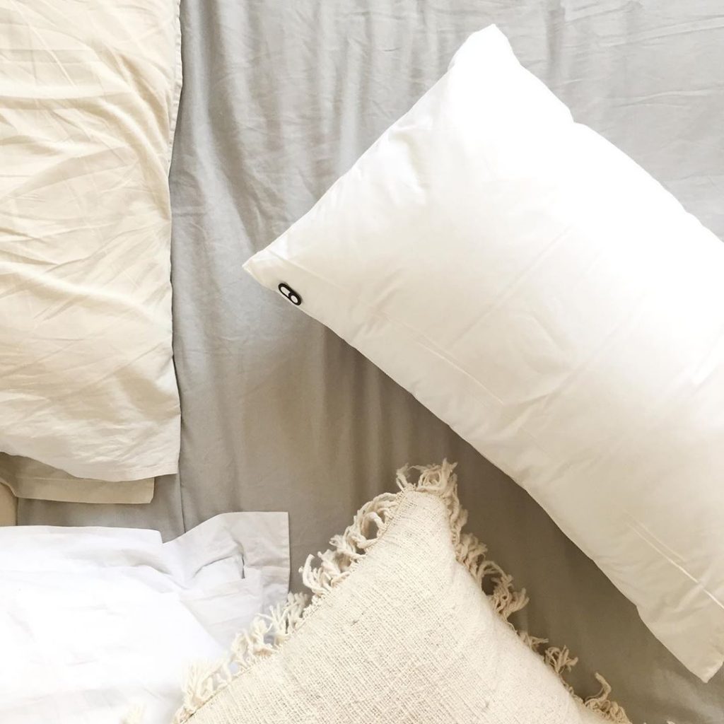 pierre papier ciseaux intérieur minimaliste chambre lit coussins blanc crème lin - blog déco - clem around the corner