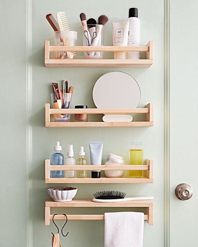 étagère Ikea bois salle de bain produit bien être mur vert pastel - blog déco - clem around the corner
