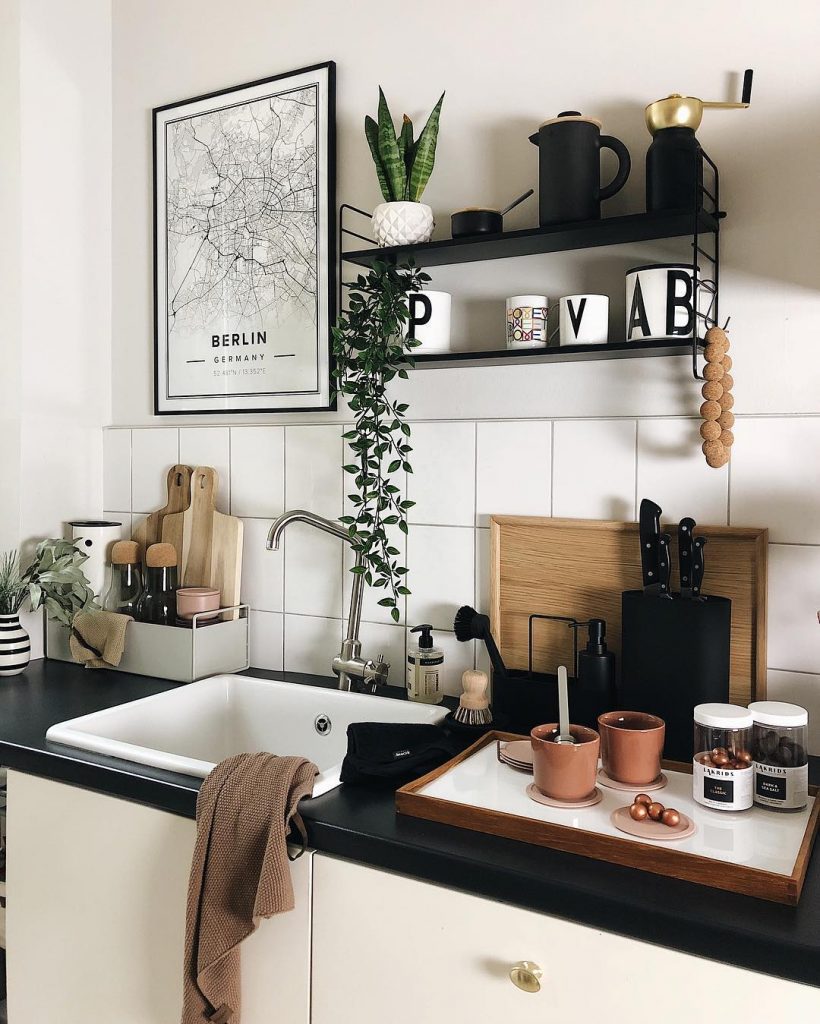 couleur pastel cuisine mur carrelage blanc plan travail noir plateau rectangle bois tasse terracotta plante verte - blog déco - clem around the corner