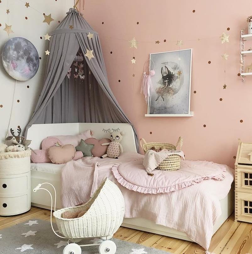 couleur pastel chambre mur blanc rose maison bois berceau panier osier paillette
