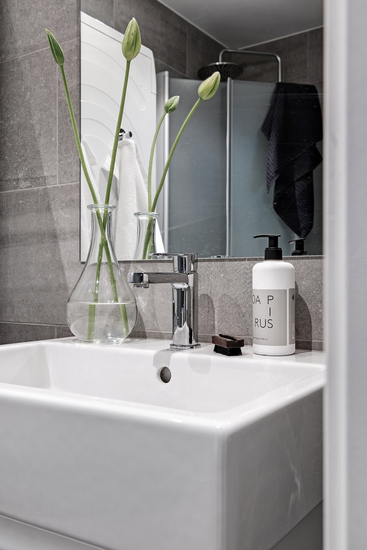 35 m2 pour vivre studio salle de bain miroir carré plante verte vase transparent carrelage béton gris - blog déco - clem around the corner