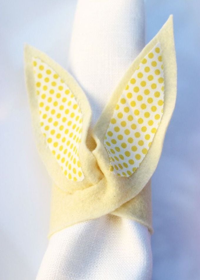 Pâques diy oreille lapin jaune pois blanc table déjeuner - blog déco - clem around the corner
