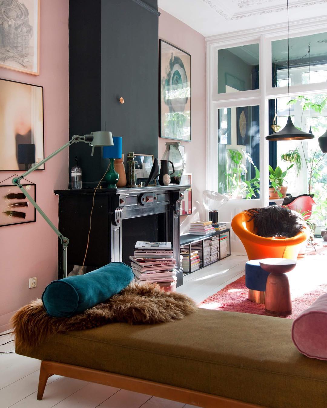 Théo-Bert Pot banquette salon mur rose et noir décoration vintage retro années 50