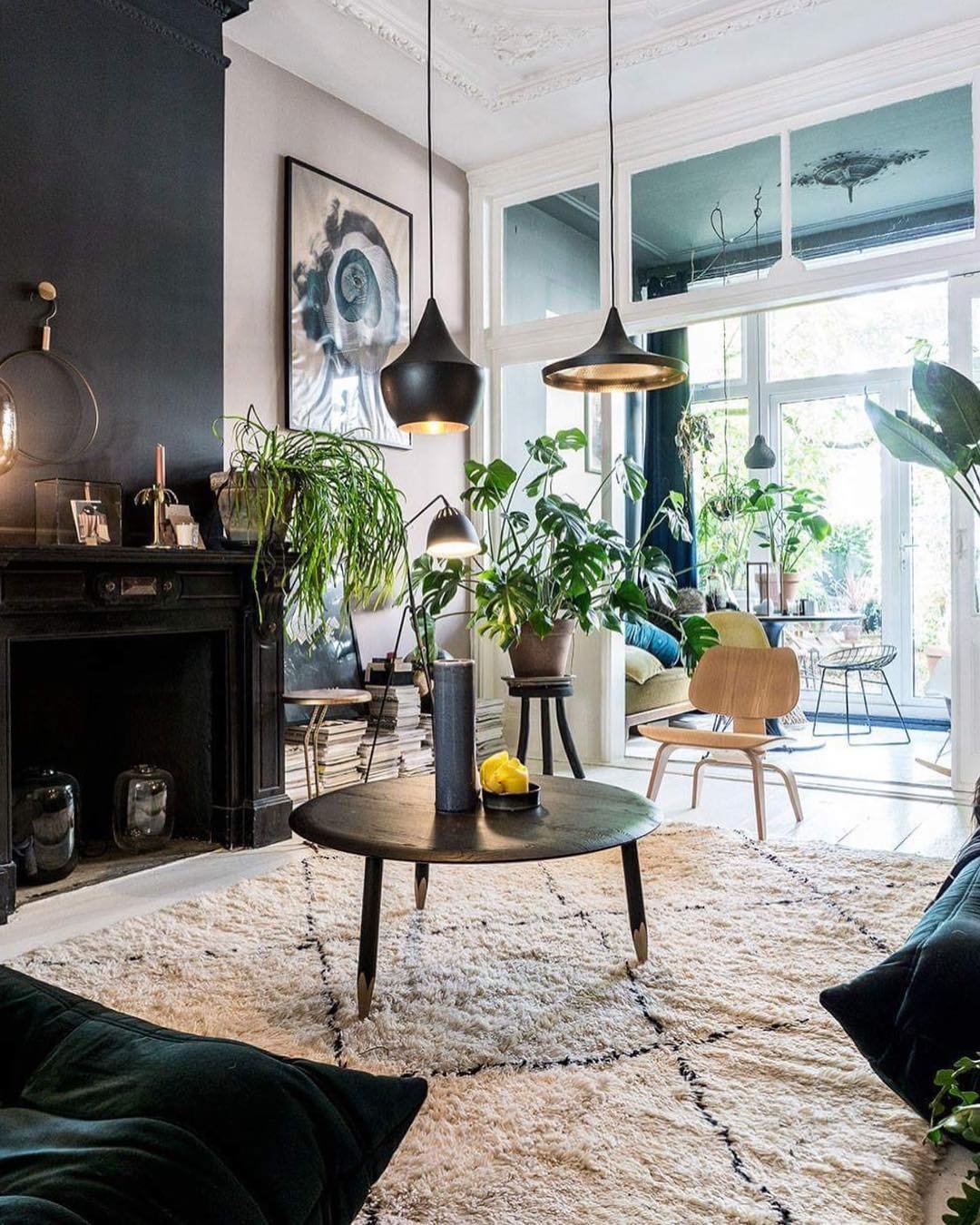 Théo-Bert Pot salon noir et blanc chaise en bois LCW du couple Eames