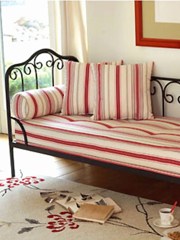méridienne fer forgé noir intérieur rayure rouge blanche romantique - blog déco - clem around the corner