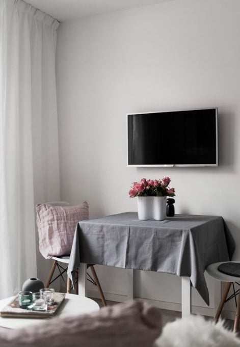 déco gris rose salon télévision table - blog déco - clem around the corner