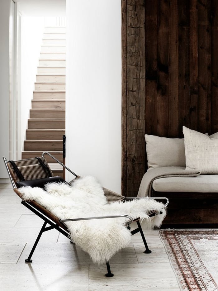 salon ambiance scandinave déco montée d'escalier en bois peinture fausse fourrure