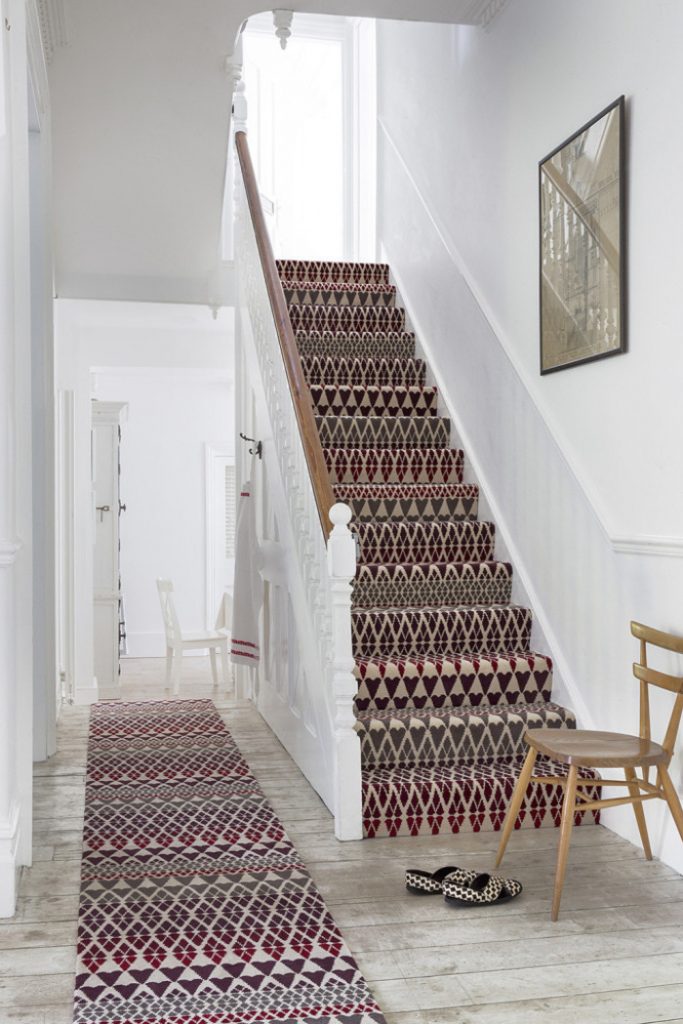 escaliers originaux rétro vintage en bois blanc chemin d'escalier motif ethniques parquet bois clair - blog déco - clem around the corner