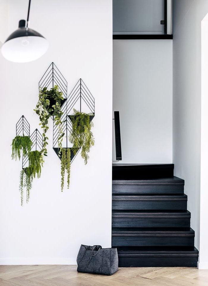 escaliers originaux peindre une cage d'escalier en 2 couleurs escalier noir mur blancs porte plantes muraux métal noir - blog déco - clem around the corner