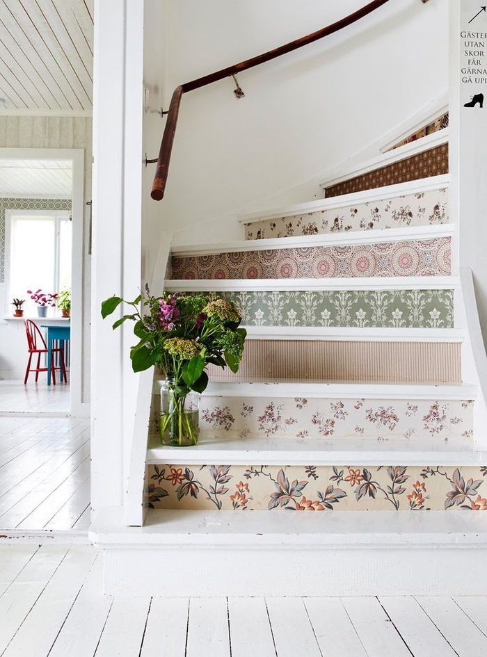 escaliers originaux papier peint stickers contremarche escalier motifs vintage parquet blanc rampe en bois escalier style champetre - blog déco - clem around the corner