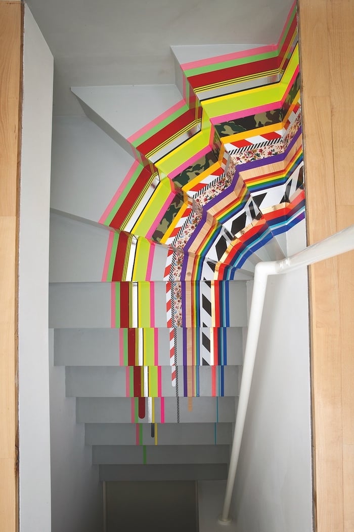 décorer marche avec masking tape scotch adhésif multicolore arc en ciel