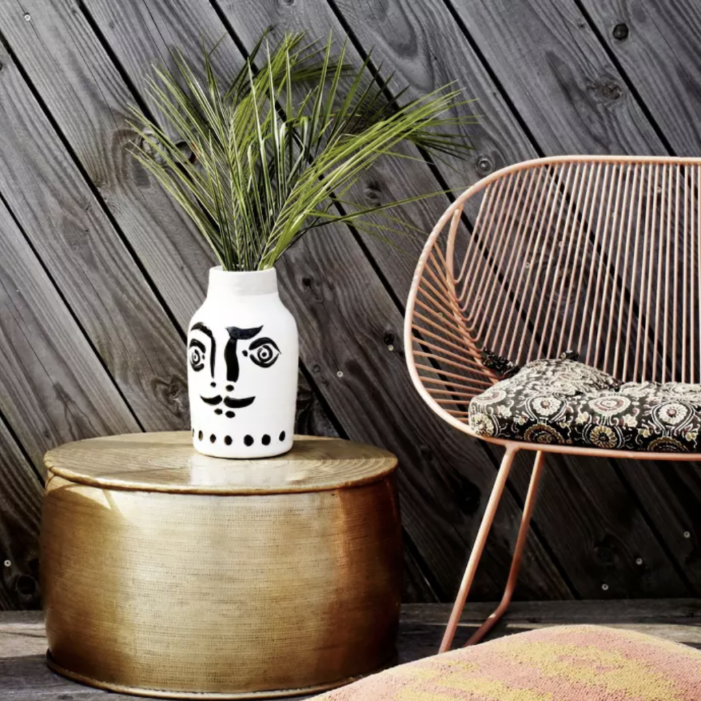 motif visage vase extérieur table laiton terrasse - blog déco - clem around the corner