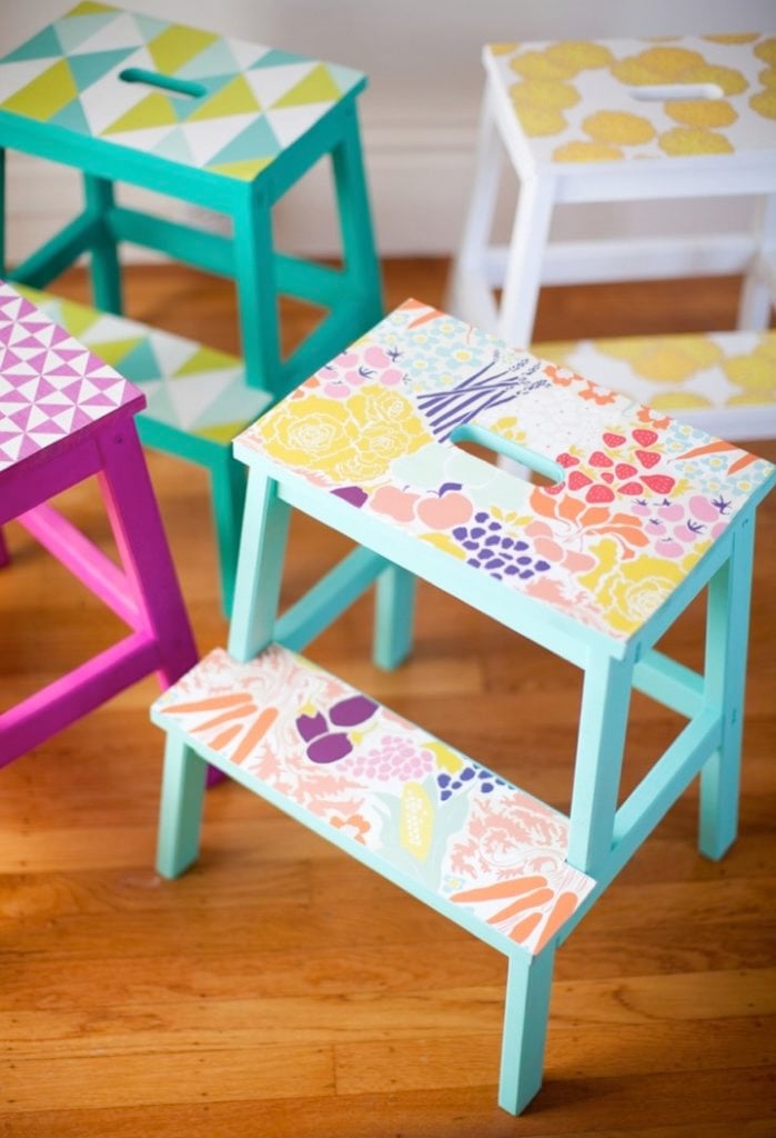 marche pied ikea chambre mobilier bois bleu-turquoise violet jaune couleurs estivales - blog déco - clem around the corner