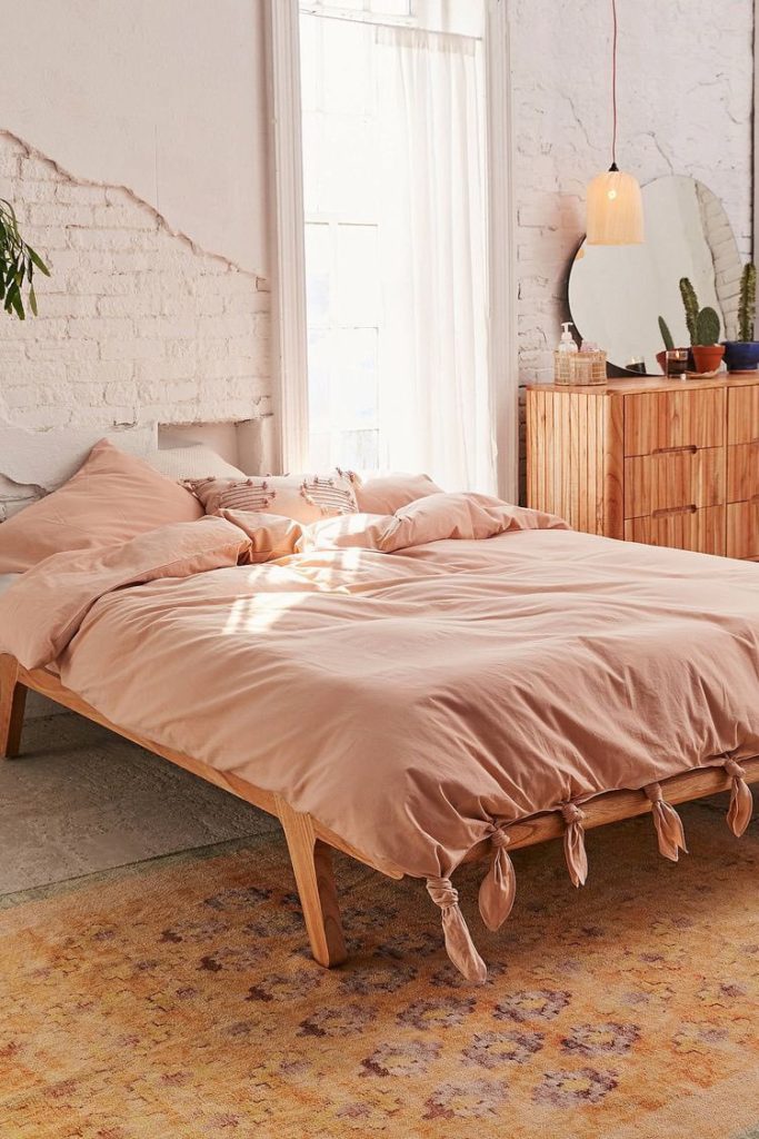 déco rose blush chambre esprit bohème lit bois draps noués - blog décoration - clem around the corner