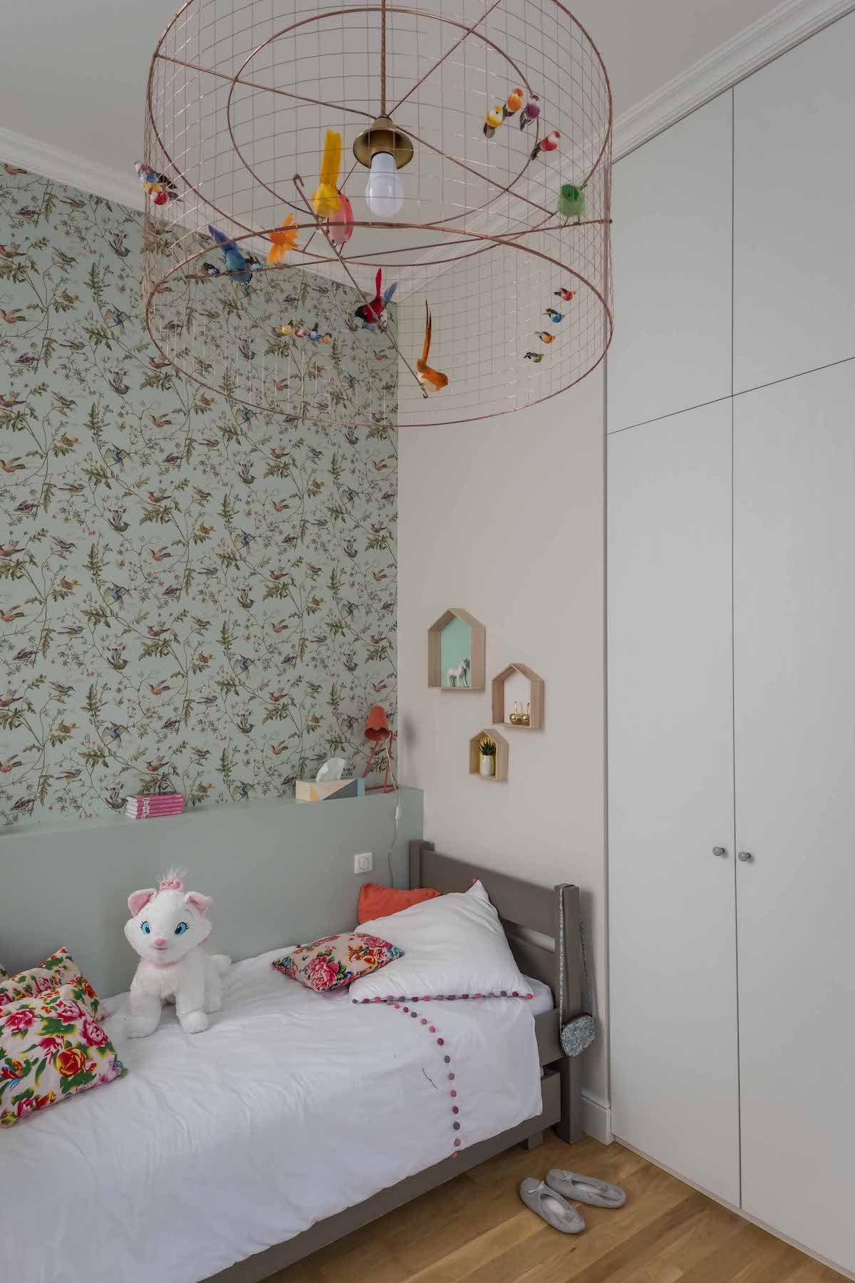 loft haussmannien chambre enfant papier peint bleu printanier - blog déco - clem around the corner