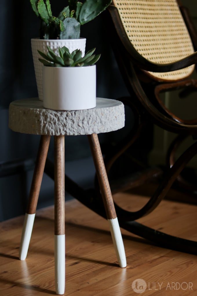 tabouret en béton diy salon élégant sombre fauteuil bascule cannage - blog déco - clem around the corner
