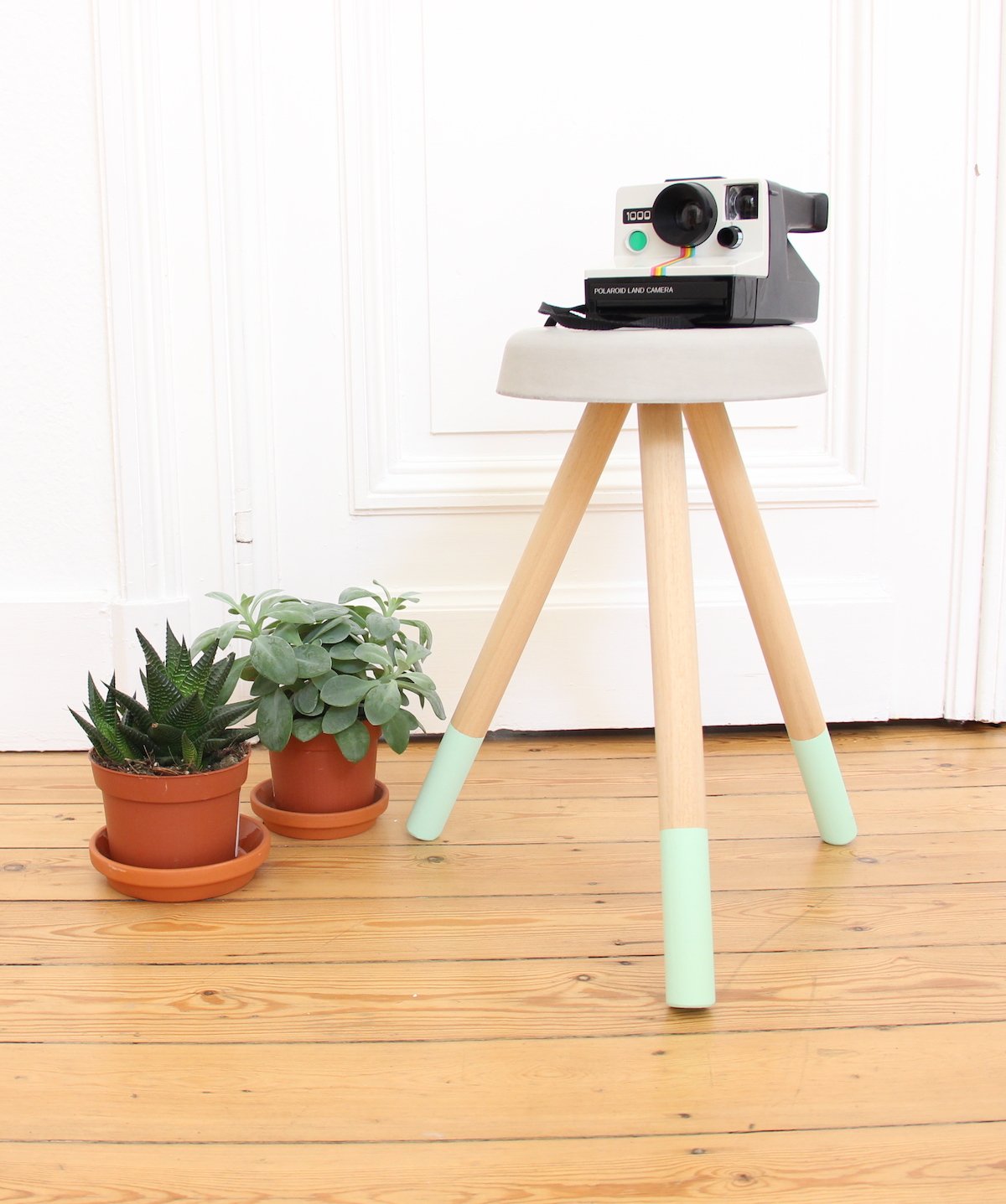 tabouret en béton diy parquet bois mur porte blanc style scandinave - blog déco - clem around the corner