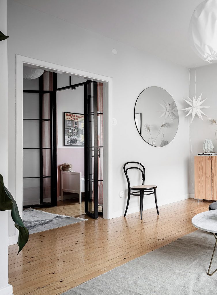 papier peint salon lumineux chaise cannage noir jeu enfant bois - blog déco - clem around the corner