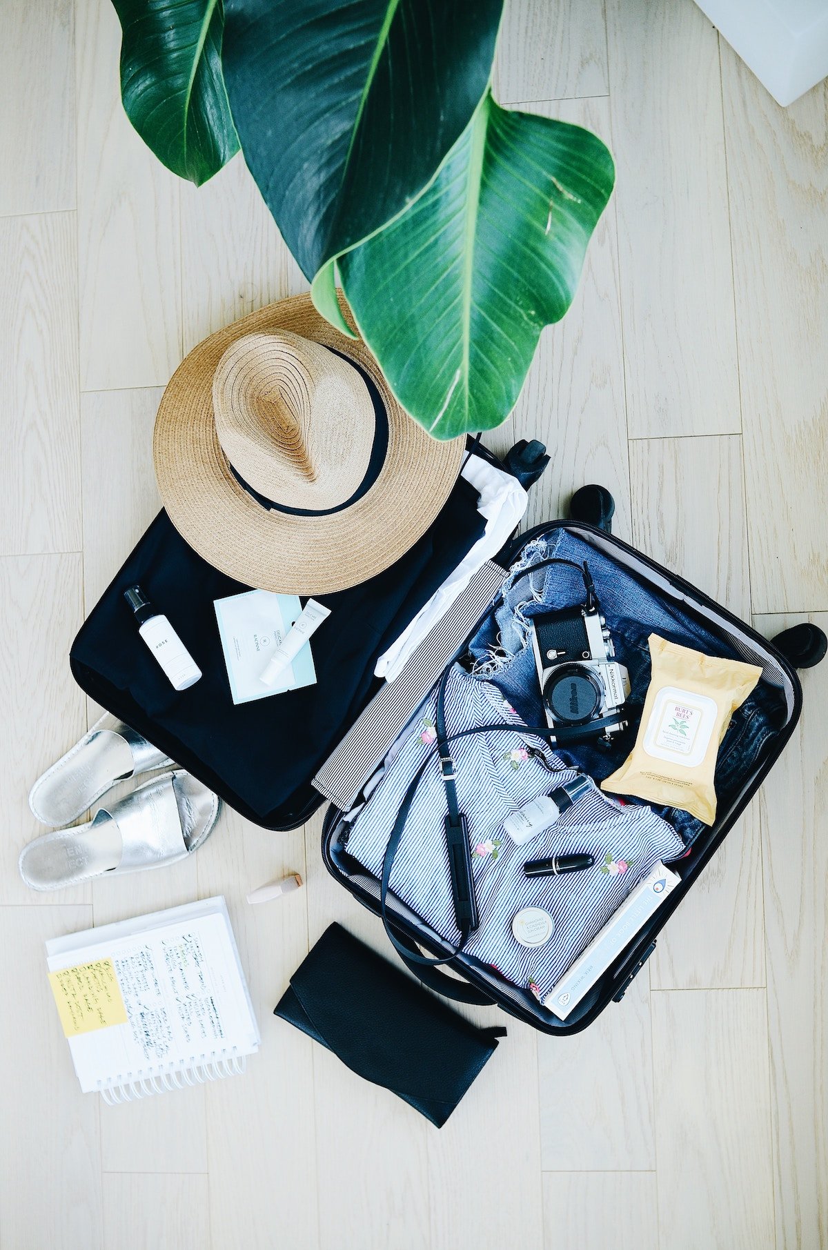 astuces voyage organisation valise cabine chapeau fibres végétales parquet bois clair blog déco